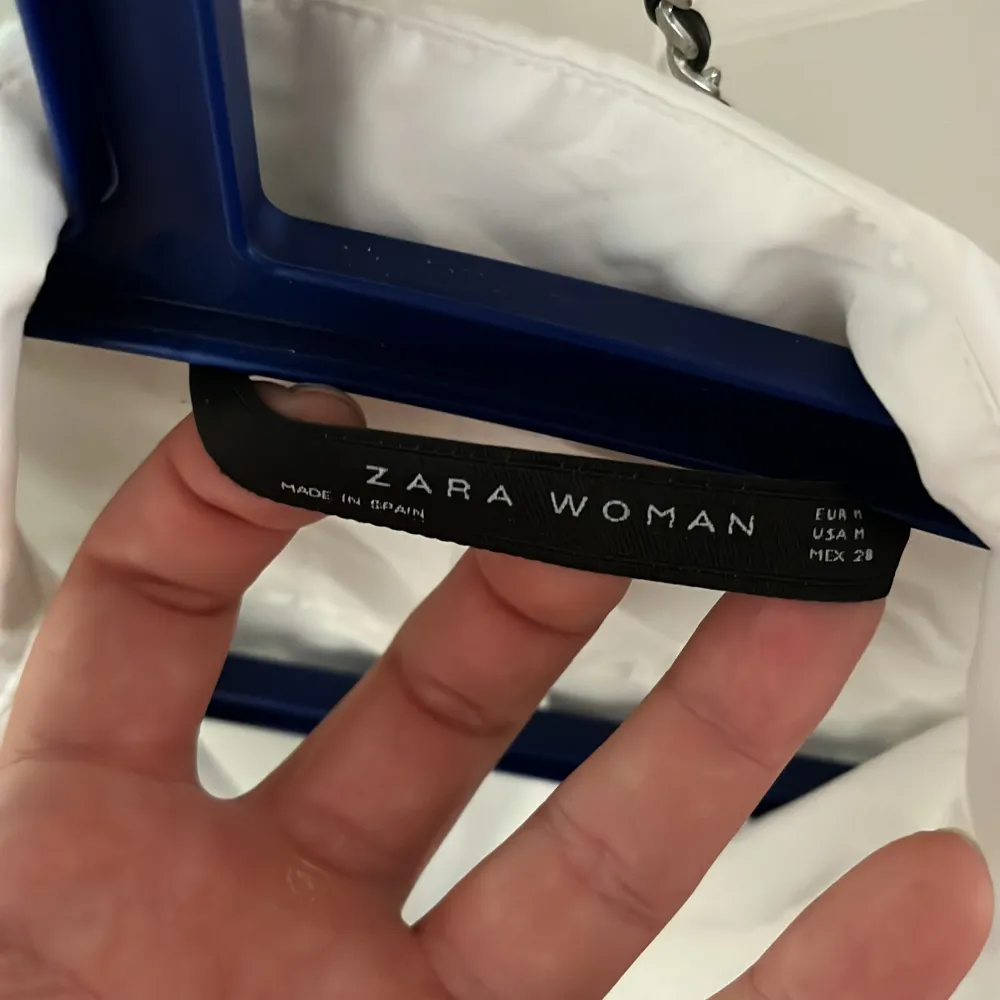 Nästintill oanvänd klänning från Zara, väldigt bra skick. . Mekot.