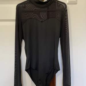 Snygg body med mesh material, har aldrig använt den ute, har andra meshkläder som är mer min stil (: