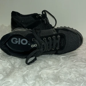 Gioseppo - Skor använda 2 gånger. Sköna, lätta. De är lite höga på hälen. Storlek 38. Pris kan diskuteras privat. 