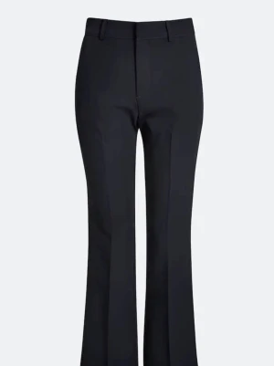 Svarta kostymbyxor  - Säljer dessa svarta kostymbyxor i storlek 34 från bik bok. Dom är väldigt töjbara i materialet vilket jag tycker är skönt. Använda ett fåtal gånger!