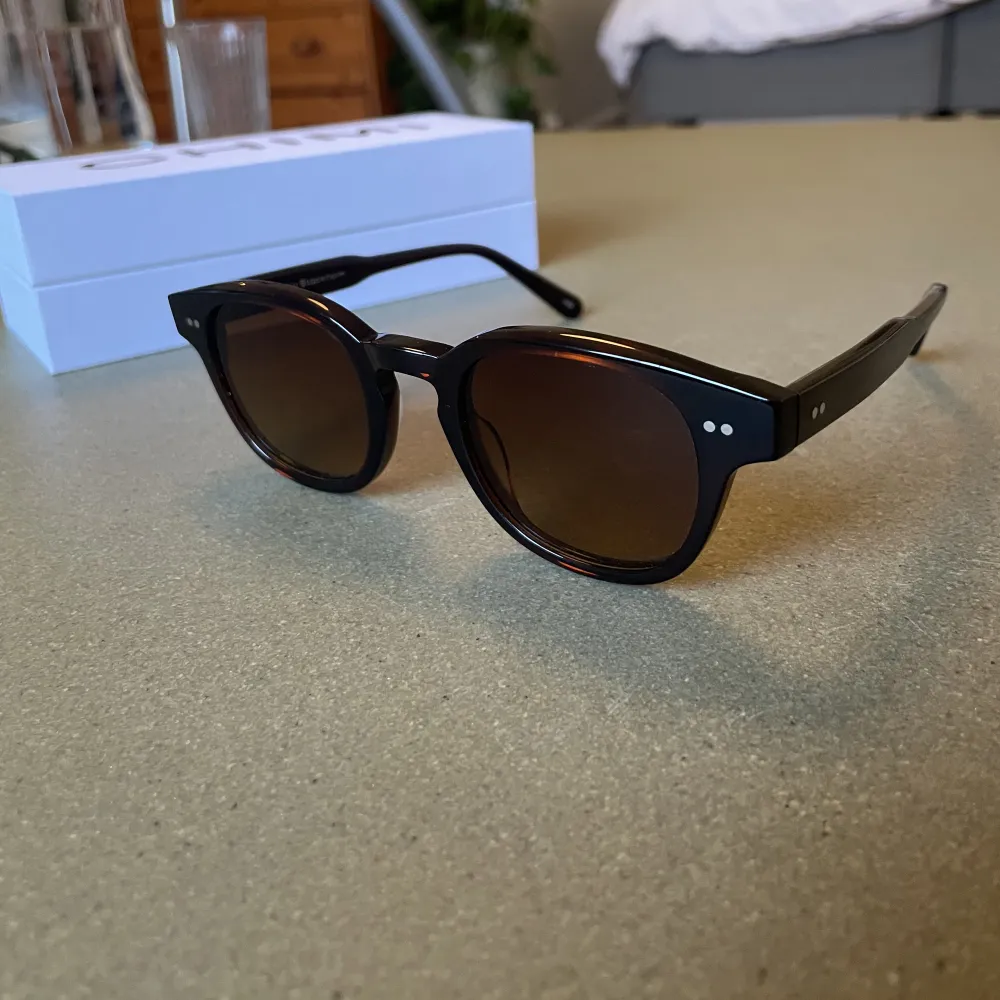 Solglasögon från Chimi Modell: 01  Färg: Brown Storlek: 46  Inköpta för två år sedan och använda men dom är i toppenskick. Originalförpackning ingår och inkluderar kartong, hard case, duk och ett mjukt tygfodral. . Accessoarer.