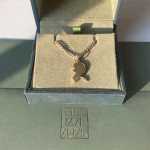 Maria Nilsdotter - Säljer nu ena halvan av mina you & me halsband från Maria Nilsdotter. Har haft både det i silver och i guld, men har insett att jag är mer av en silver tjej. Därför väljer jag att sälja mitt guldiga. Säljer direkt för 1299kr, men man kan också buda🧡puss