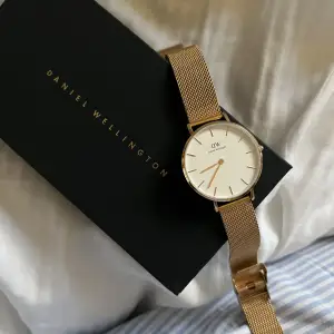 Klocka från Daniel Wellington i roséguld. Storlek 32mm. I nyskick och kommer med originalförpackning. Nypris 1599kr. Fick i present men säljer då jag använder silver.