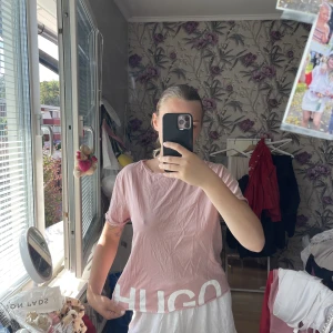 Hugo Boss  - En otroligt gullig tshirt från Hugo Boss 💝aldrig använt däremot saknar prislappen 💝storlek s💝