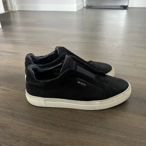 Axel Arigato skor - Axel arigato skor i storlek 44. Sparsamt använda och i bra skick! Låda och påse fås med. Köparen står för frakt