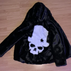 Gothic pälsjacka  - En jätte mjuk fuskpäls jacka med en gothic stil :)