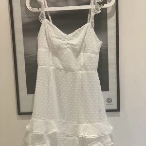 Vit klänning, Lucy in the sky - Vit klänning, Lucy in the sky.  En klänning i XS och en i S.  Nyskick, ej använda. 