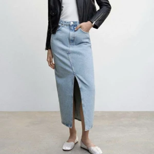 Jeanskjol maxi - Lång jeanskjol från Mango. Verkligen superfin men inte riktigt min stil. Nypris ca 500