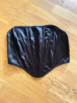 Korsett - En svart korsett från shein i strl M endast provad 💞