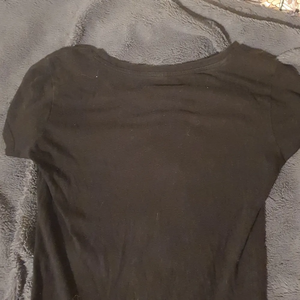 En svart dirtcült tshirt, lite slitage på loggan annars i bra skick (ignorera katt håret) säljer den eftersom den inte är min stil längre, är en XS men passar S lika bra💕. Skjortor.