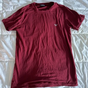 EA t-shirt  - Resning av garderob. EA t-shirt i mycket bra skick. Kom med pris vid intresse.