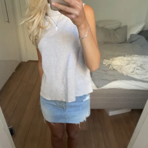 Jeanskjol - Säljer denna ljusblåa jeanskjol. Har du någon fråga är det bara att höra av dig🫶🏻