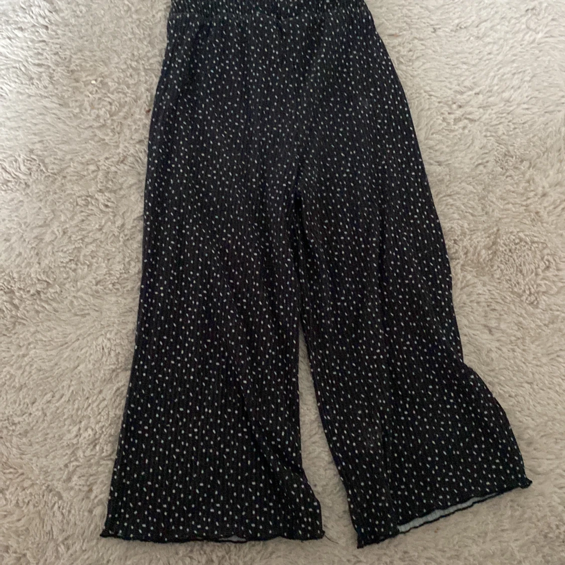 Ett par prickiga svarta byxor 