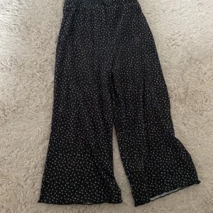Ett par prickiga svarta byxor  - Ett par prickiga byxor  jätte sköna  att ha på sig .super fina 