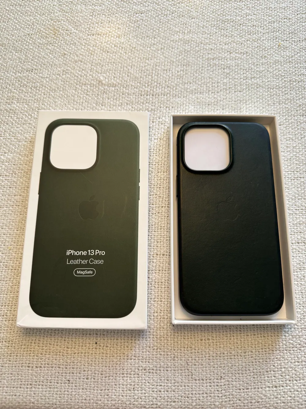 Apples leather case i Sequoia grönt. Grönt Läderskal från Apple i använt skick. Passar iPhone 13 pro Nypris 795kr. Accessoarer.