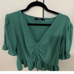 Grön topp - En grön topp i mycket fint skick! 🫶