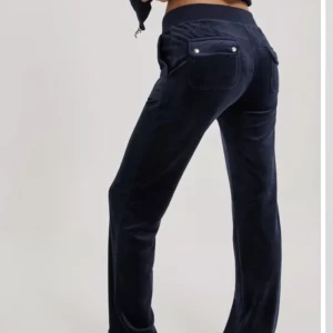 Juicy byxor - Mörkblåa juicy byxor i jöttebra skick, kommer inte till användning längre. inga defekter. använd gärna köp nu