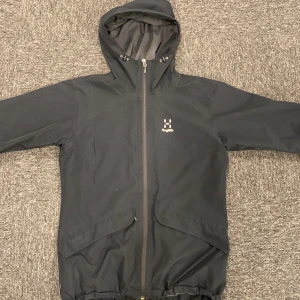 Höglöfs jacka - Säljer min Höglöfs jacka för att jag inte använder den längre. Den är i bra skick använd i få tal gånger
