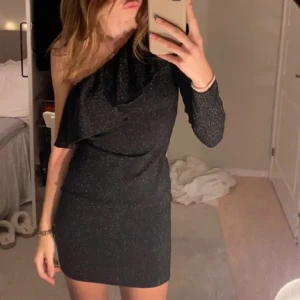 Glitter klänning  - Supper fin nyårs klänning från only, ny pris 429kr men säljer för 300, prislappen är kvar och är aldrig använd, köpt förra året💕