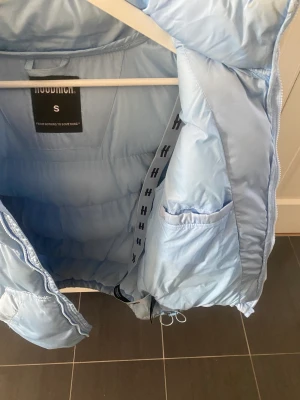Hoodrich blå vinterjacka  - Storlek. S, inne ficka, bra luva, använd en vinter, ny pris 1500kr
