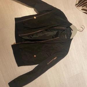 Bomberjacka  - Tunnare modell. Storlek S, använd fåtal gånger 