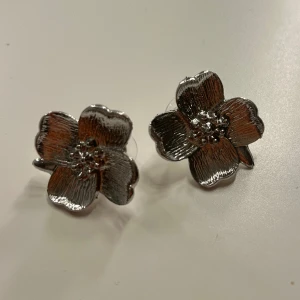 Blommor örhängen - Säljer domhär som jag köpte på Plick men har inte kommit till användning, jätte fina och super bra skick!!💘💘 nypris 110kr