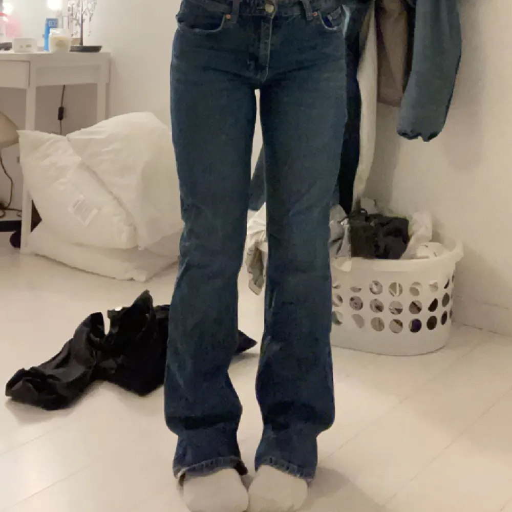 Säljer dessa jeans, de har lite slitningar uppe vid midjan, men de är aldrig använde🥰. Jeans & Byxor.