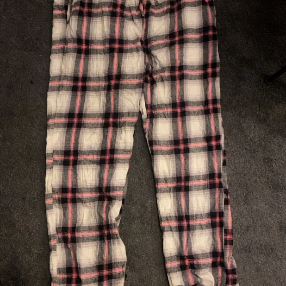 Pyjamas byxor från lager 157, jätte sköna . Säljer för att jag nu har ett par likadana. Fint skick . . Jeans & Byxor.
