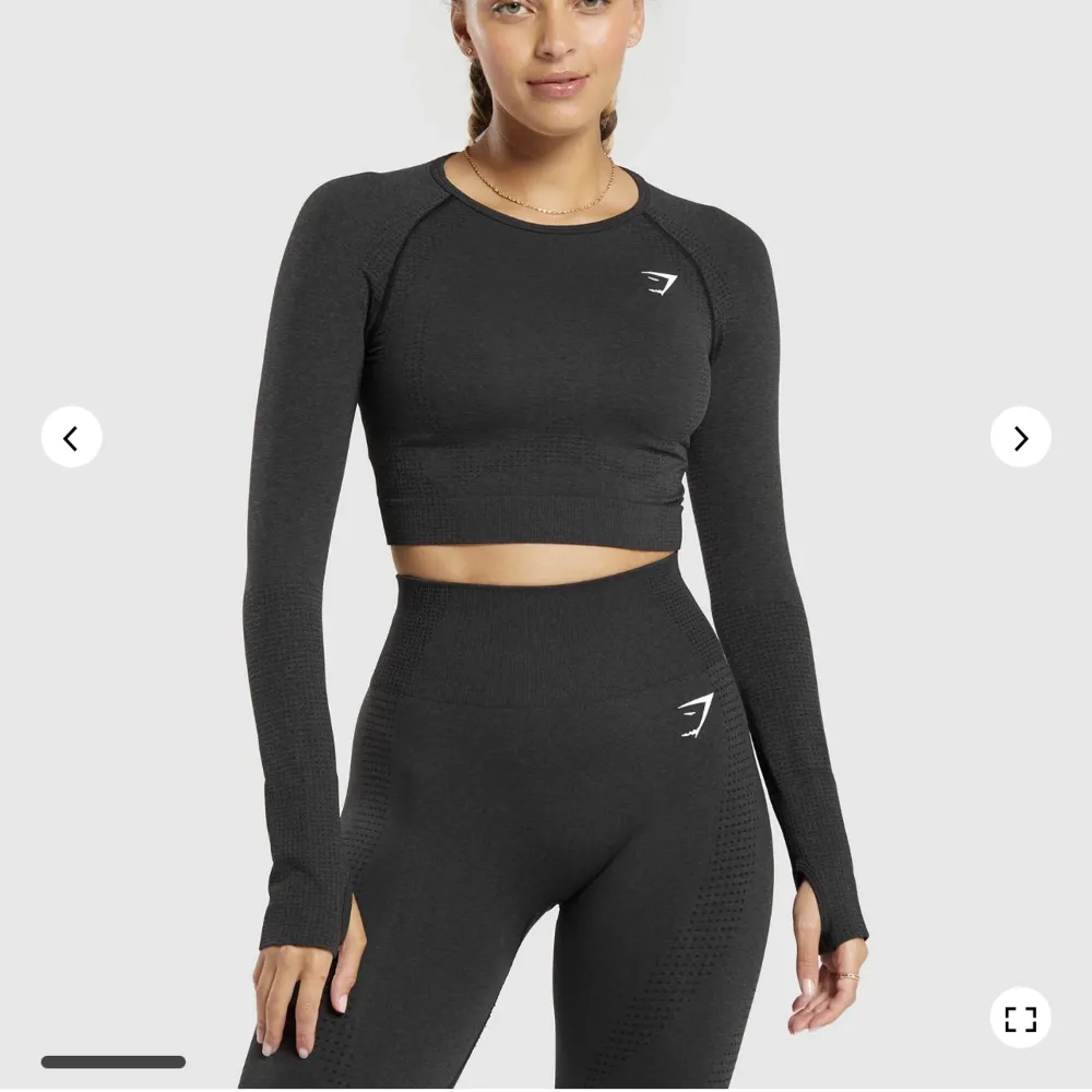 Långärmad croppad topp från Gymshark i färgen Black marl. Storlek M. Aldrig använd. Inköpspris 449kr. Säljes för 300kr. Tillkommer frakt . Toppar.