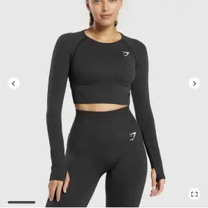 Långärmad croppad topp från Gymshark i färgen Black marl. Storlek M. Aldrig använd. Inköpspris 449kr. Säljes för 300kr. Tillkommer frakt 