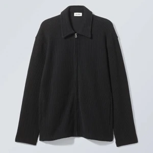 Weekday Cardigan - Säljer denna helt nya cardigan från Weekday, med prislappen kvar. Nypris 550kr säljer för 400kr🤩Storlek XS men stor i storleken så passar en S/M också!