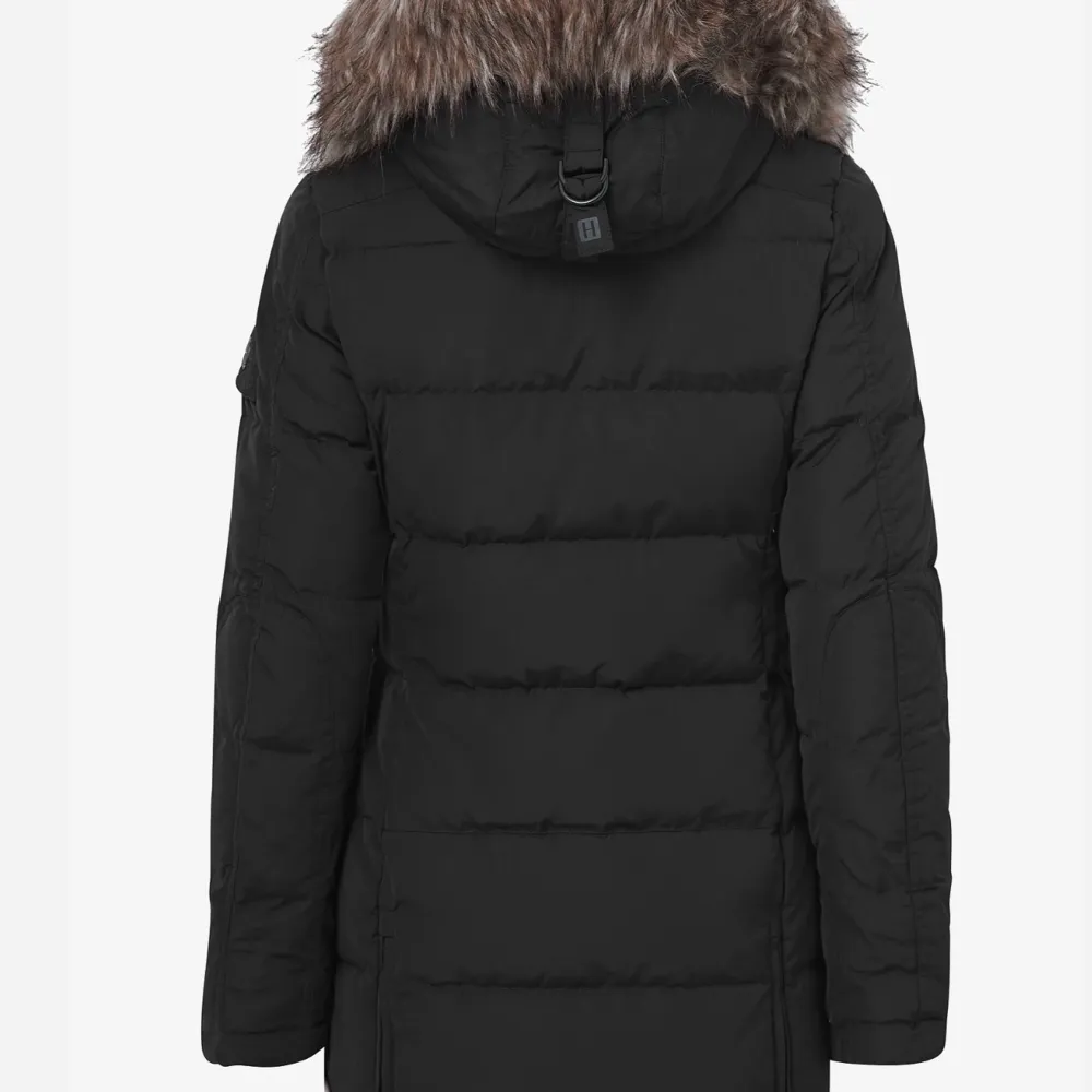 Säljer denna jackan eftersom jag har tänk att köpa ny jacka, då jag har använt den endast 1 vinter. Den är i bra skick och allt är som det ska vara.. Jackor.