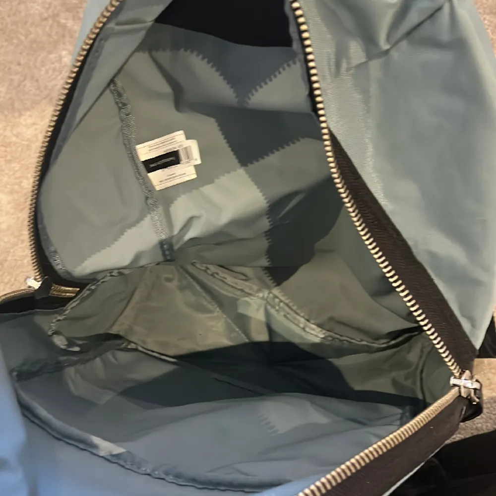 Säljer min Marc Jacobs ryggsäck då jag inte använder den längre. Köpt för några år sedan på NK i Göteborg så den är 100% äkta. Köpt för lite över 2000 men säljer nu för endast 500💞. Väskor.