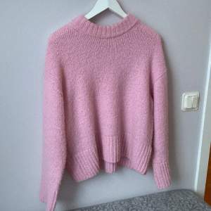 Så härlig rosa stickad tröja. I storlek xs men passar S. I fint skick! 