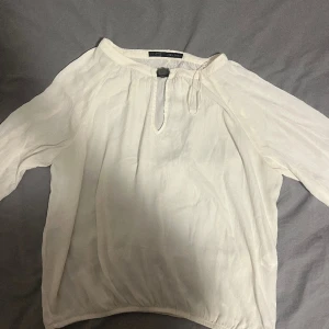 Zara tröja  - Jätte fin Sthlm stil tröja från zara. Köparen står för frakten ❤️