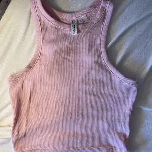 rosa linne från H&M, tröjan är i storlek Xxs men passar även en xs 