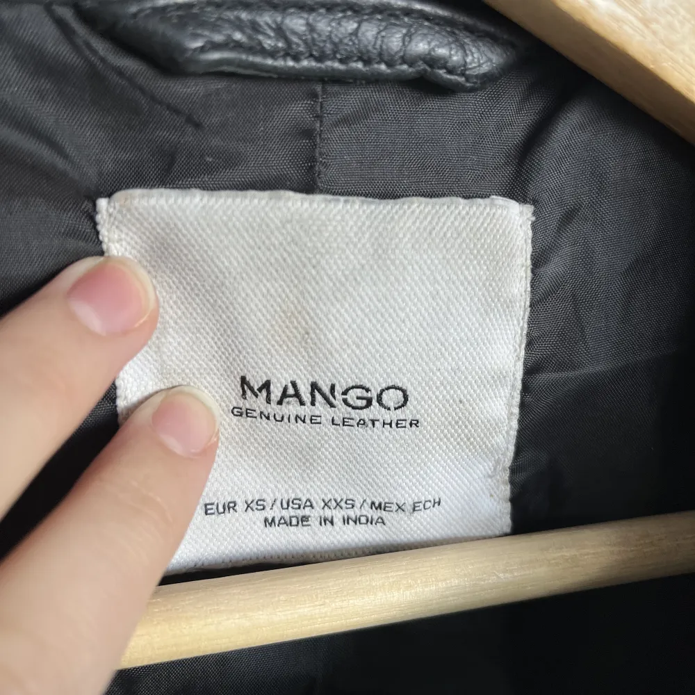 Skinnjacka i 100% äkta läder från Mango. Jackor.