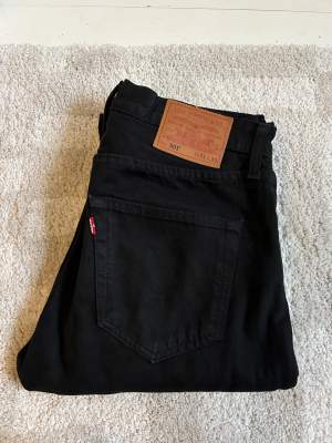 Levis 501 jeans i storlek 31/30, ganska använda men har forfarande mer att ge. Nypris 1300kr