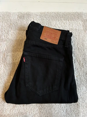 Levis 501 - Levis 501 jeans i storlek 31/30, ganska använda men har forfarande mer att ge. Nypris 1300kr
