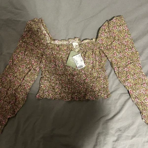 Hm sommar tröjor  - Hej, säljer dessa tröjor då jag aldrig använt de. Inget fel med de utan passar inte mig. Säljer båda för 300 och en för 150. Köparen står för frakten 🙌❤️