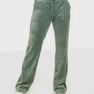 Hej, jag säljer nu mina gröna juciy byxor då de endast legat i garderoben i ca 6 månader. Skicket är bra, använt de ca 10 ggr. Nypriset var 1200. (Lånad bild, kom privat för egna)