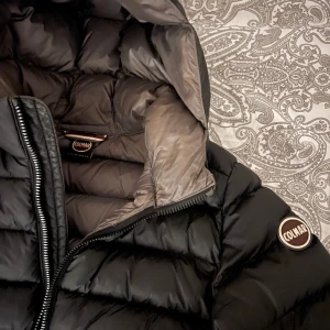 Colmor jacka  - Säljer min svarta colmor jacka. Jackan är som ny och har inga defekter, nypris 5000kr