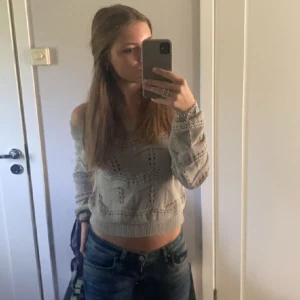 Off shoulder tröja - Superfin tröja från zalando! Storlek small. Använd fåtal gånger, säljer pågrund av liten användning 🫶🏼🫶🏼
