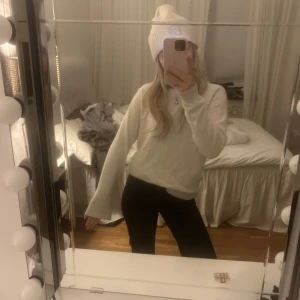 Vit stickad tröja - Säljer denna vita stickade tröjan från Vila, strlk M men passar som S