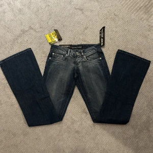 Lågmidjade jeans  - Skutt snygga lågmidjade utsvängda jeans, tyvärr är de för små för mig!❤️ Midjemått: 34 cm Innerbenslängd: 88 cm