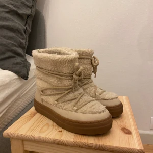 ”Inuikii” skor från &otherstories - Vinterskor från COS i ull. Storlek 38. Säljes pga för små. Använda en gång. Köpta för 1700kr.