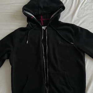 Burberry zip hoodie - Burberry zip hoodie, nytt skick OBS\\ dragskedjan är lite trög/trasig, men går när man är försiktig