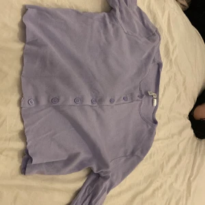 Ljus lila tröja - En ljus lila skorta som är som en kropp top nästan aldrig använd 