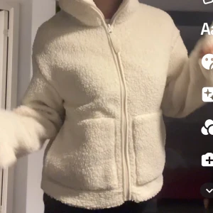 Teddy jacka  - Denna trendiga slutsålda teddyjacka från hm i så fint skick!! 😍Köptes i våras och går ej att få tag på längre men i superfint skick! (priset kan diskuteras)