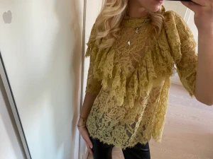 Spetsblus - Så sjukt fin spetsblus från h&m som liknad de populära topparna från by malina🥰 använd en gång 